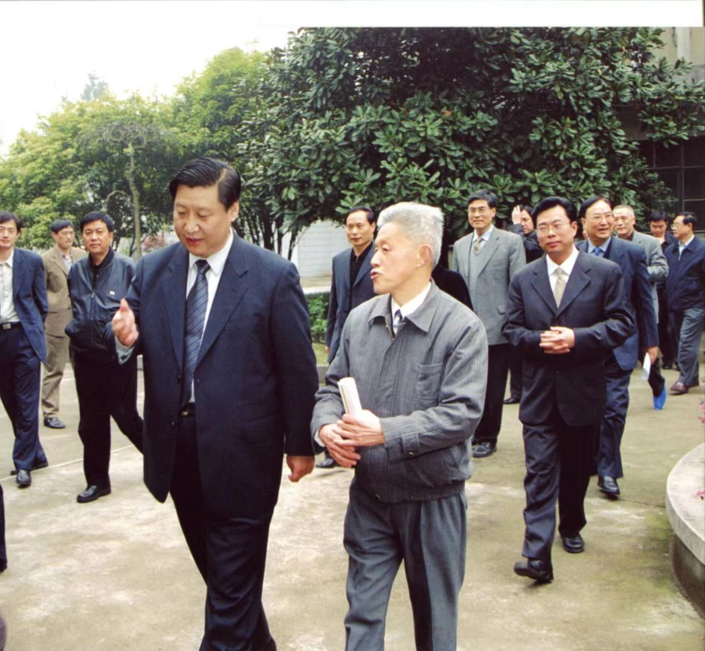 2003年春,习近平考察浙大硅材料国家重点实验室,叶志镇作为实验室主任陪同接待.jpg 2003年春,习近平考察浙大硅材料国家重点实验室,叶志镇作为实验室主任陪同接待.jpg
